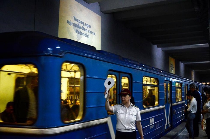 Metroda vətənpərvərlik nümayişi - FOTOLAR